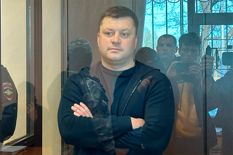 Несмотря на то, что для Башкортостана громкие аресты давно стали нормой, в случае с мэром Уфы есть отличительная деталь. Мавлиева не стали доставлять в столицу страны, как это бывает в случае с фигурами такого уровня