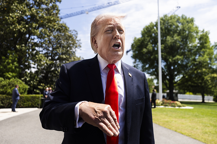 «Трамп &mdash; эксцентричный человек, мы же видим, что не совсем адекватный. Но такой и нужен был на этот период, готовый на себя взять любые риски и еще представить себя победителем»