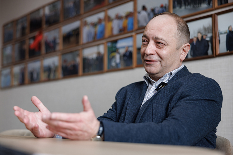 «Мне техника с детства нравилась. Мечтал о мотоцикле, так и не купили, хоть и была возможность. Теперь вот добираю сполна»
