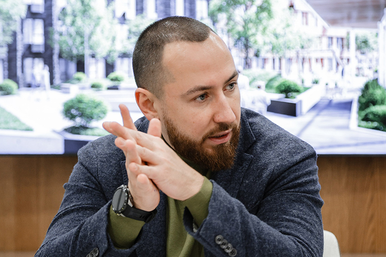 «Люди хотят улучшать свои жилищные условия, у них есть на это средства, но, поскольку рынок долгое время не мог предложить им что-то, они были вынуждены решать этот вопрос самостоятельно &mdash; строя частные дома», &mdash; говорит генеральный директор СМУ-88 Наиль Галеев