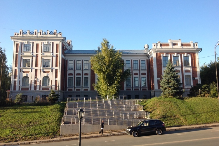 Здание было построено в 1913 году, в 1989-м здесь обносновалась шахматная школа