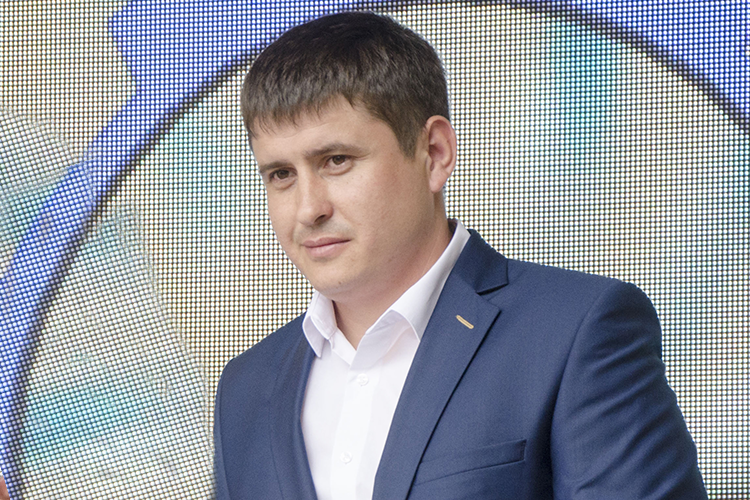 Айрат Юсупзянов начал работать на КМИЗе с отдела снабжения. Потом стал начальником участка, затем — начальником цеха, а после и вовсе руководил всем производством