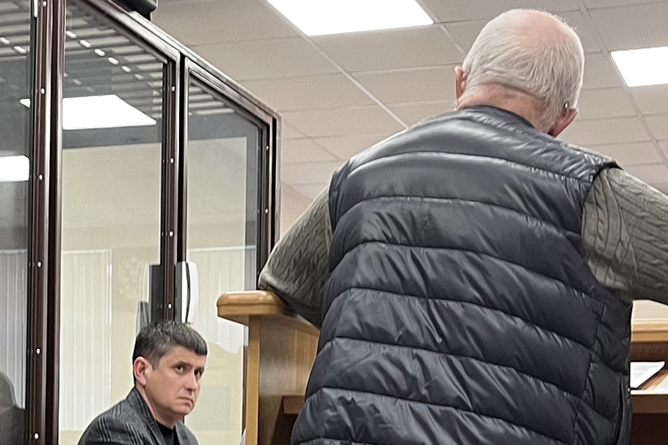«Тысячи, миллионы Юсупзяновых вокруг нас. И надо бороться с этим явлением всем обществом. Для того, чтобы — как я себе задачу ставил — вечный завод построить, чтобы ни один Юсупзянов не мог его разрушить. Медико-инструментальный завод — это же капля в море. Везде такая картина — везде эти Юсупзяновы верх берут…» — рассуждал владелец КМИЗа на суде