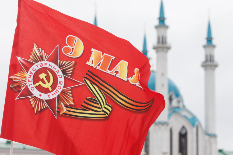 Что касается Казани, намечены парад, шествие «Бессмертного полка» и салют. При этом парад будет без традиционного прохождения механизированной колонны &mdash; ее заменит статичная экспозиция