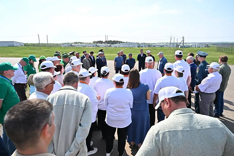 На встрече с руководителями хозяйств и главами сельских поселений в Бугульминском районе Минниханов призвал вовремя завершить работу в полях