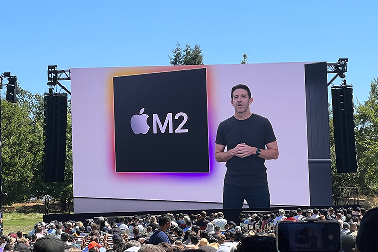 Будущий глава Apple Джон Тернус, по мнению журналиста Bloomberg Марка Гурмана, может изменить подход компании к крупным сделкам, направляя больше средств на поглощения и ИИ-инфраструктуру вместо масштабных выкупов акций