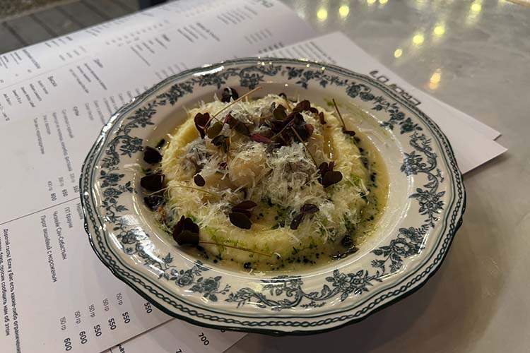 Морской гребешок с картофельным пюре и соусом из шампиньонов, который перебил весь вкус