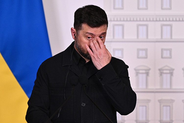 «Зеленский &mdash; он же верхушка сообщества. Они все сильно связаны. Тот же Ермак, Шуфрич, Миндич, еще какие-то люди в тени. Это как воровское сообщество, которое рождается из подростковой банды, потом они двигаются вместе, и никогда не появляется один абсолютный, единоличный лидер»