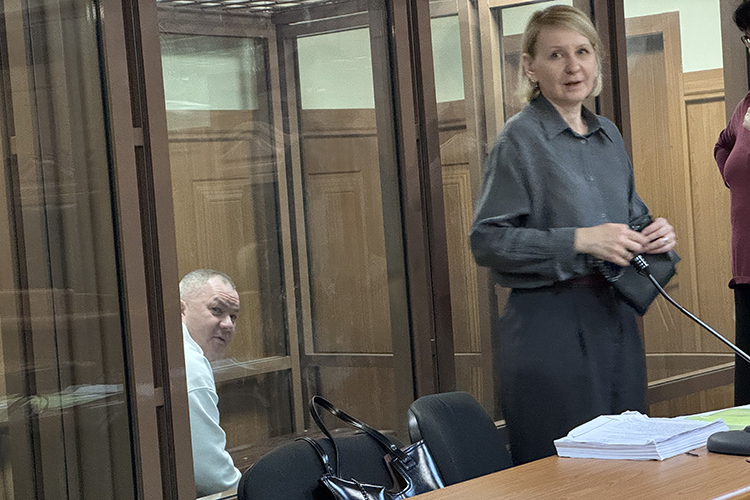 Пока площадь Свободы ждала вип-гостей, буквально в соседнее здание &mdash; Верховный суд Татарстана к 10 утра доставили предполагаемого вора в законе &mdash; предполагаемого лидера татарстанского преступного мира Романа Сычева