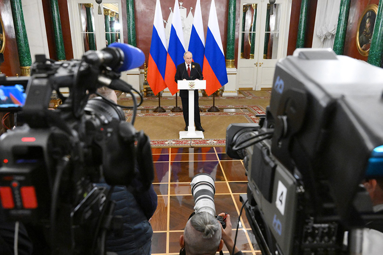 Выйдя к прессе в десятом часу вечера, президент России заявил, что конфликт на Украине, длящийся уже дольше Великой Отечественной войны, близится к завершению