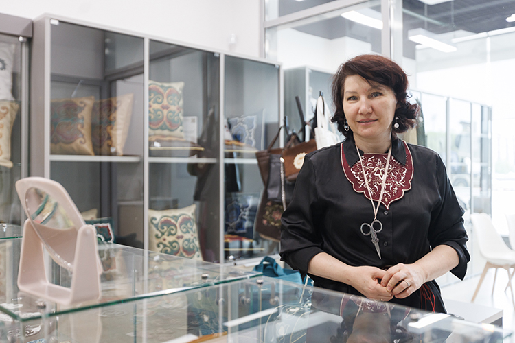 «Каждый из ребят ушел сегодня с куклой, уже три мастер-класса провела. Мне за это никто не платит. Если взрослые записываются на мастер-класс, то для них отдельная цена установлена», &mdash; поделился один из резидентов