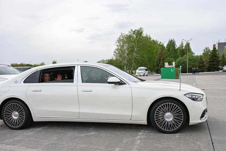 Белый цвет у Бердымухамедова &mdash; любимый. К трапу подали белый Maybach, ровно на таком же Бердымухамедов выезжал из Ашхабада. Привезли оттуда или здесь нашли подходящую модель?