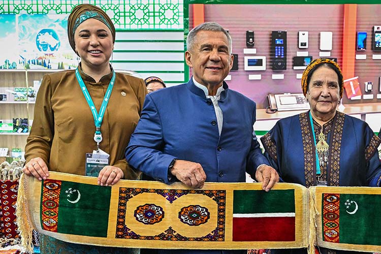 Для Минниханова подготовили именной подарок &mdash; ковер из чистого шелка
