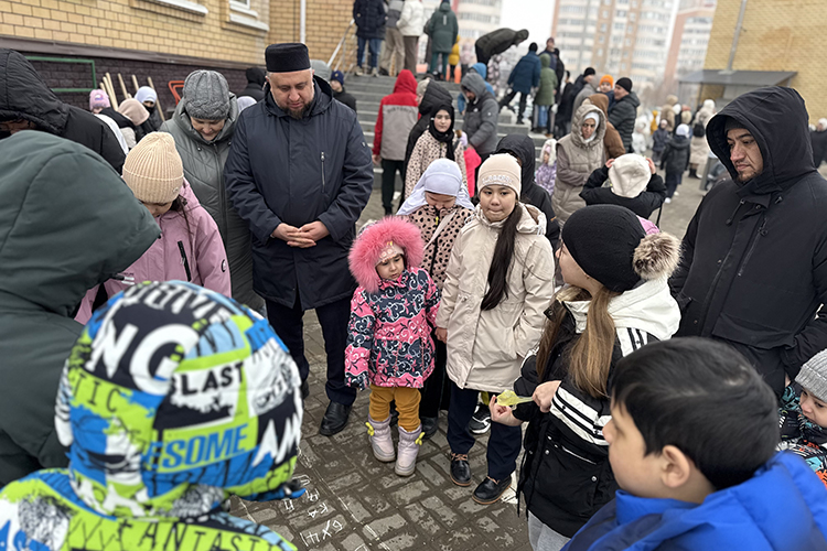 «Курбан не должен быть стрессом ни для барашка, ни для вас, ни для кого. Человек должен воспользоваться современными средствами совершения курбана и действительно праздновать этот праздник» (фото с Ураза Гаете 2026 года)