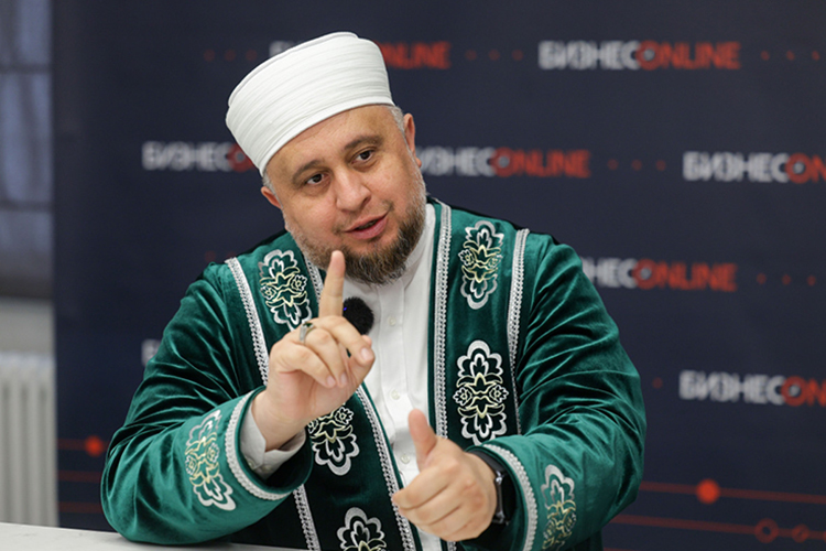«Если нет имама, вы не отчаивайтесь, а просто положили барана правильно, связали, успокоили его и со словами «Бисмиллях Аллаху Акбар» и с вашим правильным намерением &mdash; за меня, или за жену, или за маму, которой уже нет, мы делаем курбан»