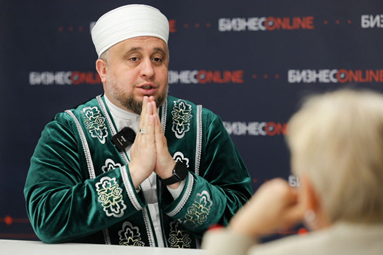 «Всевышний &mdash; милостивый, милосердный, Он знает наши возможности. Он оценивает по нашим возможностям. Если есть возможность &mdash; делайте курбан. Если нет возможности &mdash; не делайте, и в этом не будет греха»