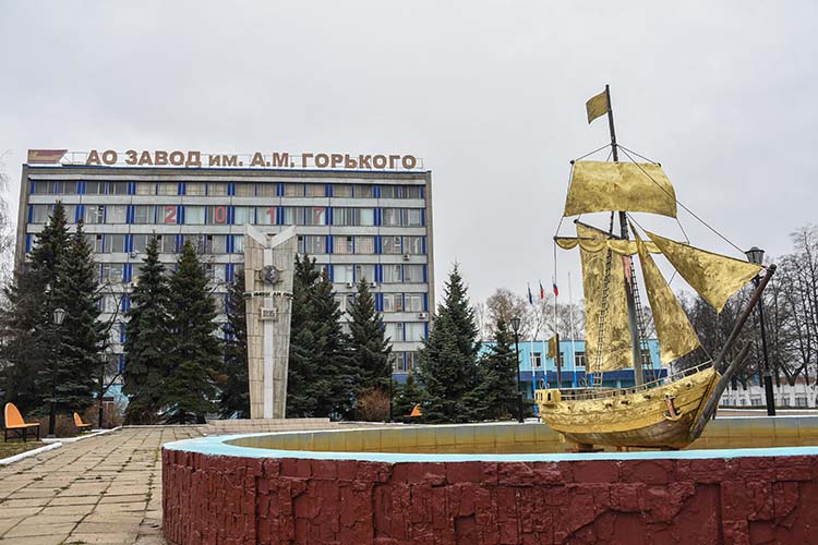 «В 1961 году ЗПКБ спроектировало, а Зеленодольский завод имени Горького построил опытное судно на подводных крыльях «Смерч», которое при водоизмещении 150 тонн имело гарантированную скорость хода 170 км/ч, а на испытаниях в Черном море была достигнута кратковременная скорость 200 км/ч»