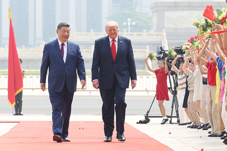 «Визит можно считать технически провальным»: как «великий» Си учил Трампа, а тот заглядывал в его папку