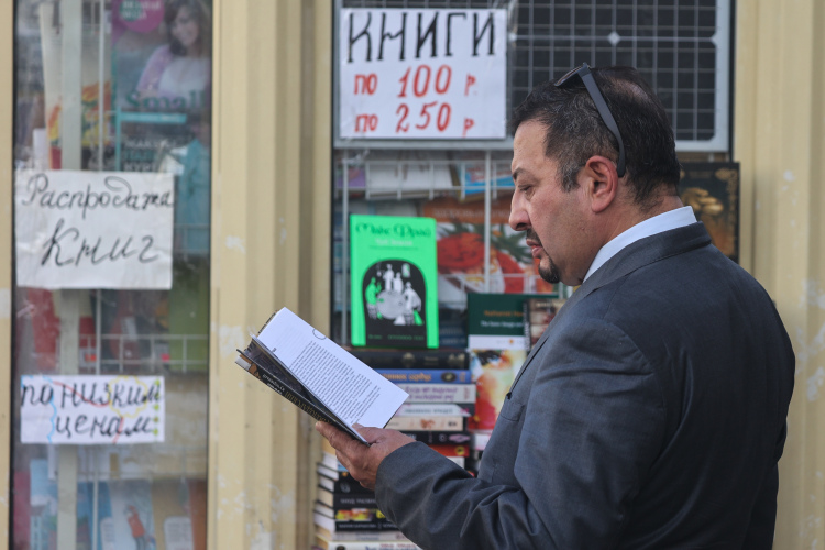 Если раньше книга была единственным общедоступным способом развлечения, некоторого рода медиамонополистом, то сегодня по щелчку пальцев пользователю доступно все