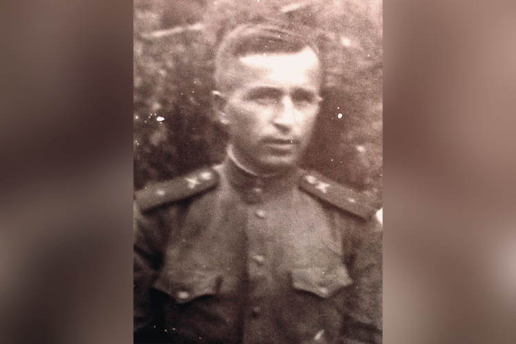 С началом войны его призывают в армию в качестве военного переводчика при штабе советских войск в Иране, затем &mdash; при штабе Туркестанского военного округа в Ташкенте