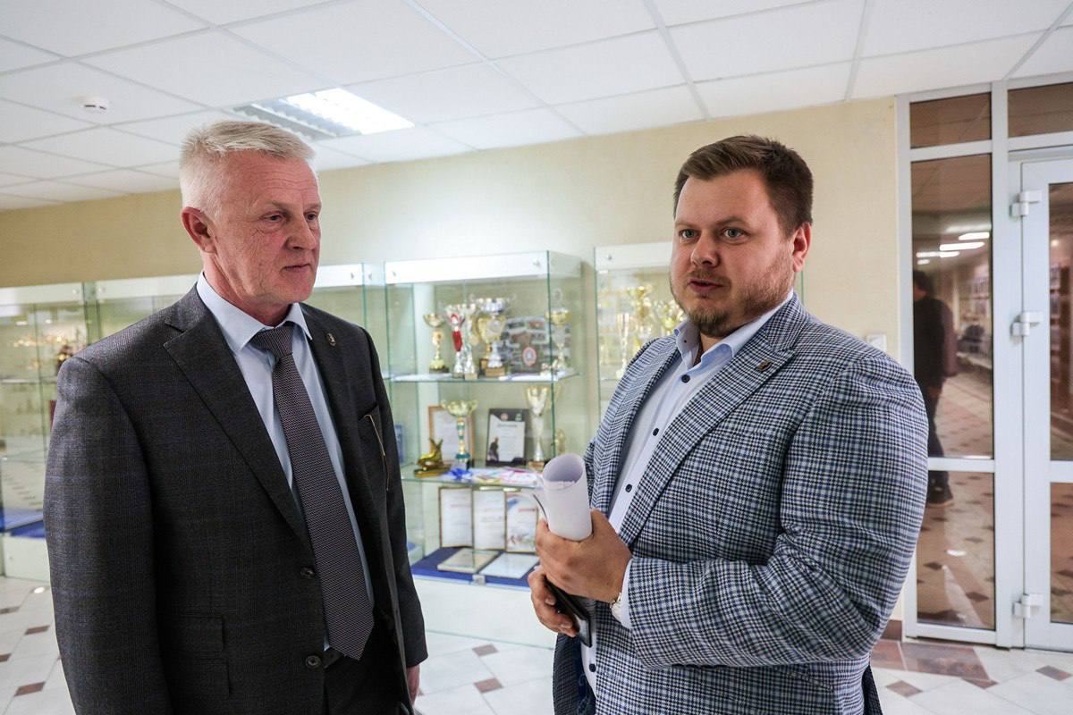 Хораськина (справа) редко встретишь в судах. Все потому, что его клиенты &mdash; непубличны, и для работы с налоговыми претензиями Хораськин подключается еще на стадии выездных проверок