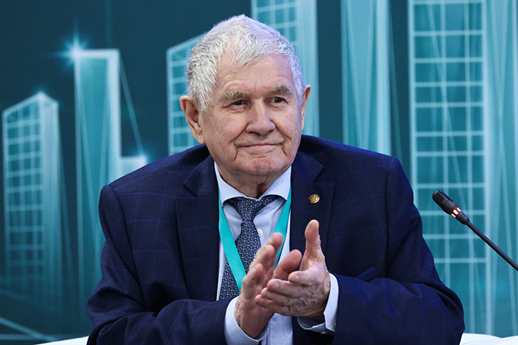 Гендиректор АО «Татнефтехиминвест-холдинг» Рафинат Яруллин &mdash; отметил, что особенно остро промышленность нуждается в волоконном ПЭТФе.