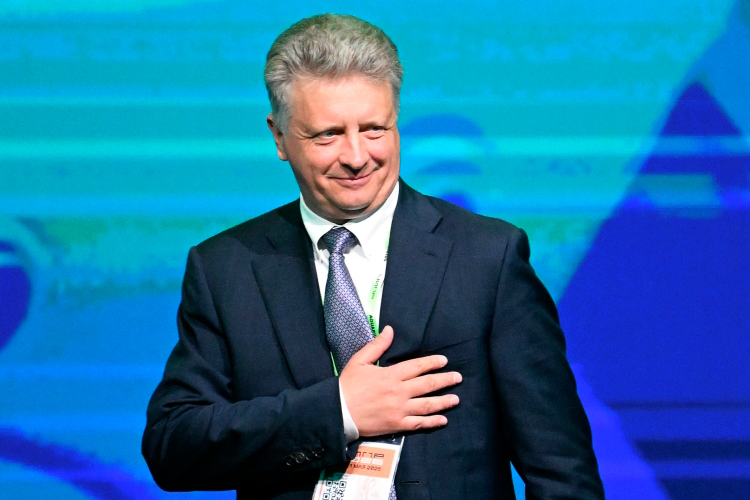 Президент АвтоВАЗа Максим Соколов напомнил, что еще в 2022 году завод «сидел на игле» зарубежных информационных систем бывшего владельца &mdash; альянса Renault – Nissan – Mitsubishi. Уже к 1 мая 2023-го предприятие полностью перешло на локальные сервисы, заменив более 200 зарубежных продуктов