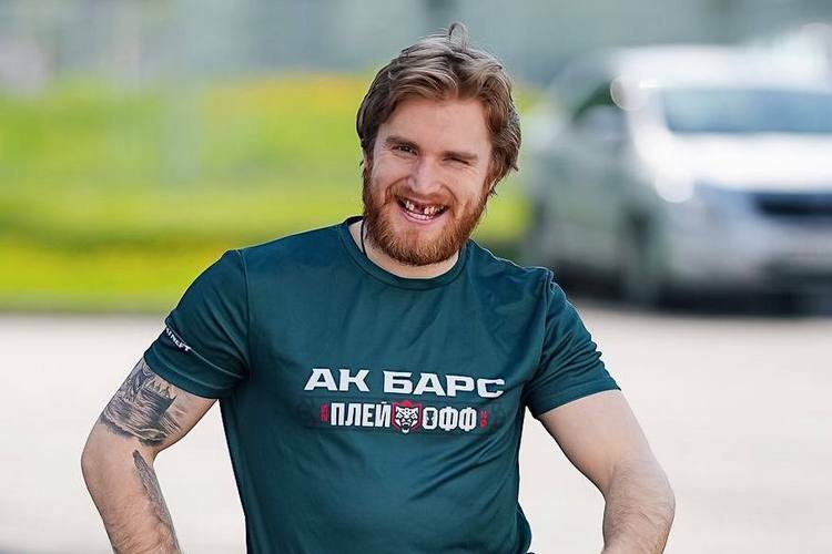 Алексею Пустозерову попали клюшкой в первом матче