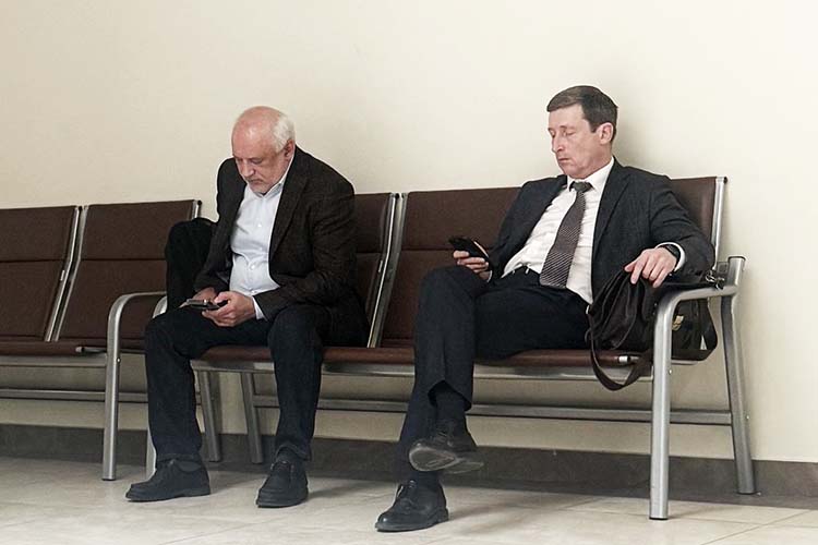 Интересы истцов представляли Михаил Раскин, Николай Жихарев (на фото) и Эмиль Гатауллин. Данная группа юристов известна тем, что многие годы защищала интересы НКНХ