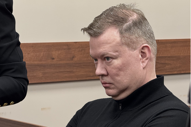 Минапов не приобретал имущество, поэтому у него не было обязанности отражать это в декларациях. А остальные операции &mdash; оплату техосмотров и автомоек &mdash; юрист назвала помощью родственнице