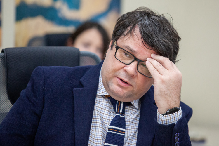 Эмиль Гатауллин заявил, что его доверители не возражают против самой идеи независимого директора. Точнее, он предложил элегантное решение: оставить совет из трех человек (как было), заменив Иванова на Клыкова. Такая схема не меняет баланс голосов и не отменяет требование трех четвертей, но ответчики от этого предложения отказались