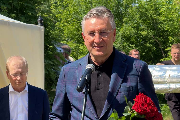 Айрат Фаррахов: «Мы сегодня прощаемся с очень достойным мужчиной. Мои искренние соболезнования всем близким, пусть земля будет пухом и, как у нас по-татарски говорят „урының җәннәттә булсын“ („Да упокойся в раю“)»