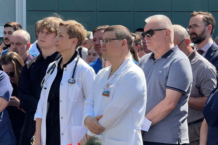 Большинство людей, пришедших сегодня на панихиду, кроме слов коллега, наставник, старший товарищ про Сигала обязательно добавляли &mdash; друг