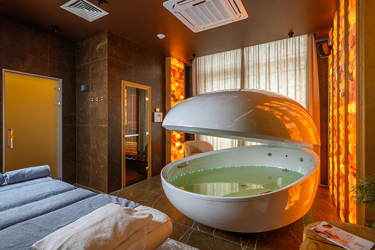 «Есть свой спортзал с тренажерами, SPA-комплекс с бассейнами (плавательный и гидромассажный), хамам, ароматермо-сауна и флоатинг»