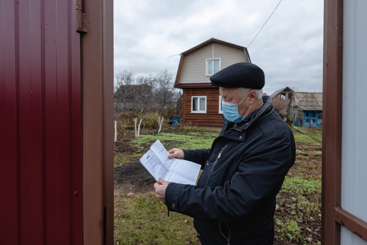 Каждый член СНТ имеет право написать обращение в правление о том, что хочет ознакомиться с актами ревизионной комиссии, а на общих собраниях членов СНТ знакомят с исполнением сметы за прошлый период