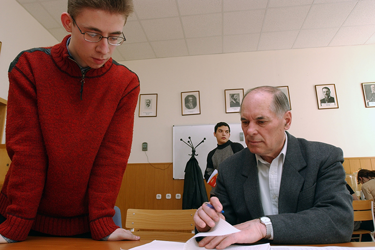 Наши собеседники из числа ППС констатируют, что преподавателей загнали в безвыходное положение: нагрузка огромная, платят гроши, отказать в продлении трудового договора могут без всяких объяснений