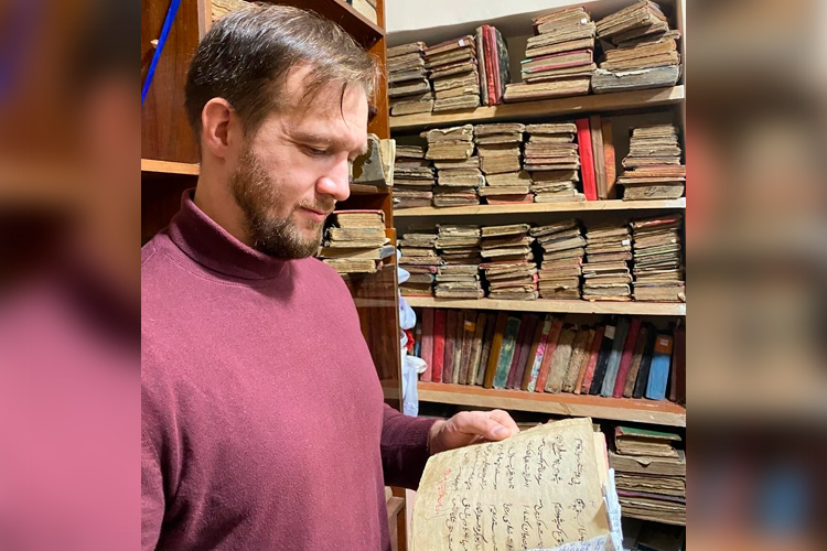 «Весь иранский интеллектуальный и политический дискурс пронизан этими культурными параллелями и отсылками к классической персидской литературе и суфизму, причем на всех уровнях, начиная с Верховного лидера, президента и членов правительства и заканчивая самыми рядовыми обывателями»