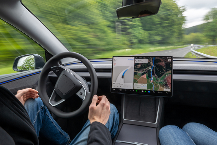 Tesla начала внедрять систему беспилотного управления авто Full Self-Driving в Литве &mdash; это вторая европейская страна после Нидерландов, где одобрили использование технологии