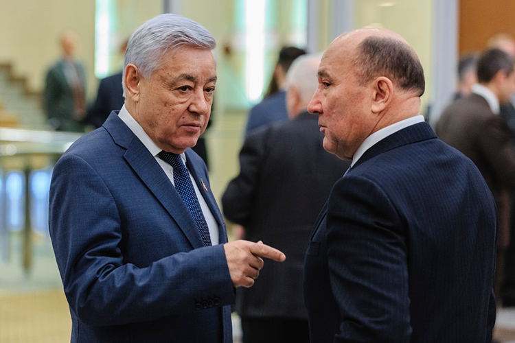 Власти Татарстана, сообщают источники газеты, могут начать определенные консультации с Москвой относительно возможного назначения Марата Ахметова председателем Госсовета РТ