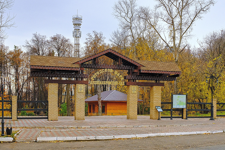 Выяснилась новая деталь: бо́льшая часть участка (почти 1,8 тыс. кв. м из 2,1 тыс. кв. м) попадает в зону объекта культурного наследия местного значения «Александровский сад». Там запрещено любое капитальное строительство и даже проектирование