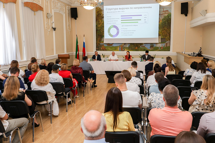 В прошлом году выручка группы компаний достигла 10 млрд рублей, что на 16% больше, чем в 2024 году, поделилась успехами с присутствующими первый заместитель генерального директора ГК «Бахетле» Гузель Ананьева