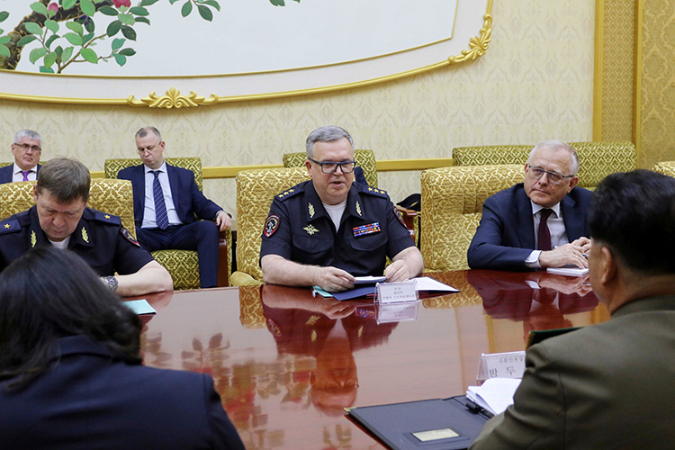 По данным источников РБК, кадровые изменения запустились с уходом Олега Савельева с поста заместителя министра обороны России. Освободившуюся в ведомстве должность занял генерал-полковник полиции Виталий Шулика (на фото)