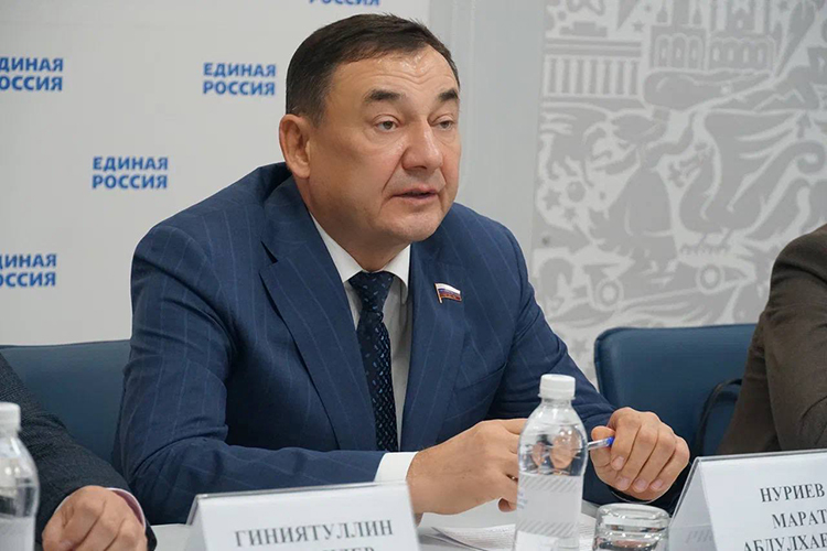 «В Жилищном кодексе сказано, что в доме может быть только одна управляющая компания. Однако в комплексах, которые строятся и вводятся поэтапно, в каждой секции может быть своя управляющая компания»