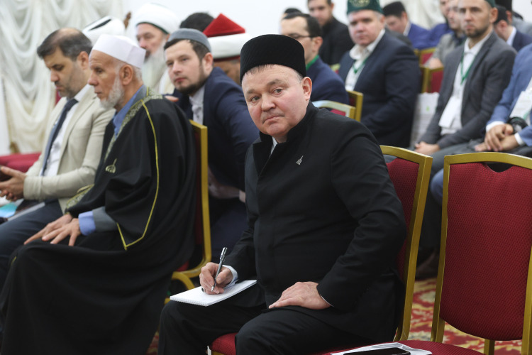 Самое статусное учебное заведение возглавляет Фархат Хуснутдинов &mdash; ректор Болгарской исламской академии
