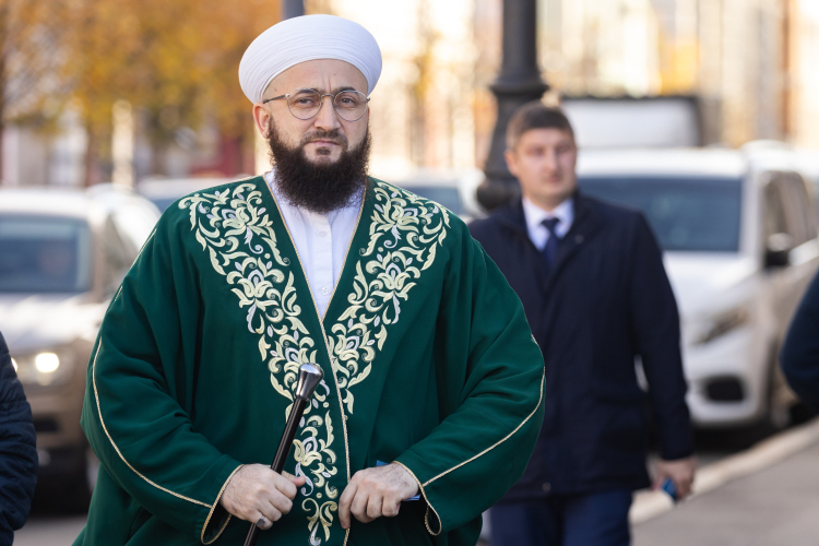 Муфтий последовательно продвигает идею татарского исламского наследия, опирающегося на труды отечественных богословов