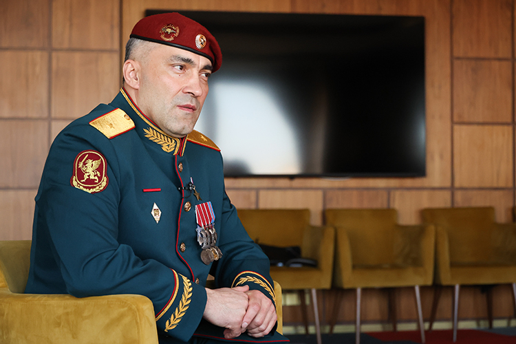 Бывший командир 116-й отдельной бригады особого назначения Южного округа Росгвардии, генерал-лейтенант и Герой России Руслан Гарифуллин &mdash; одна из самых нетипичных фигур нашего рейтинга