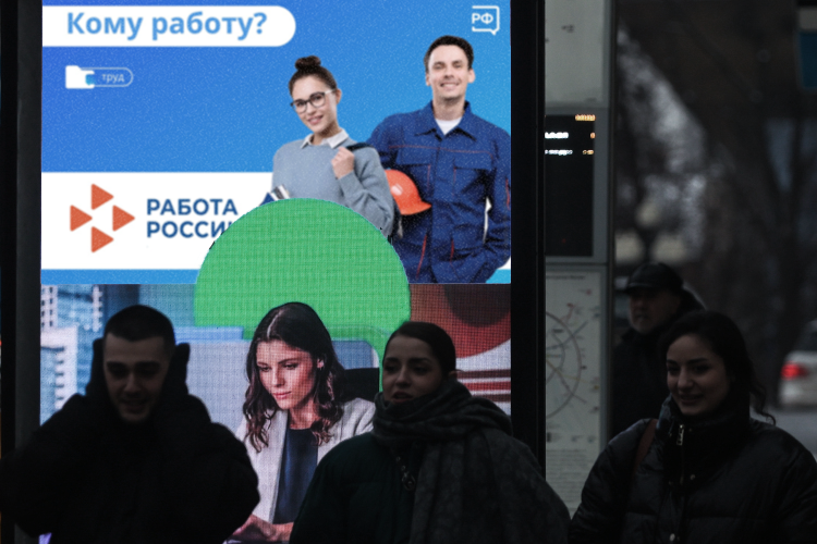 «Произошел большой отток очень квалифицированных кадров из России. Фактически больше половины самых богатых людей уехали из России и переносят свои производства за рубеж. Перевели туда свои деньги и вывели наиболее ценный кадровый ресурс, способный генерировать инновации и соответственно прибыль»