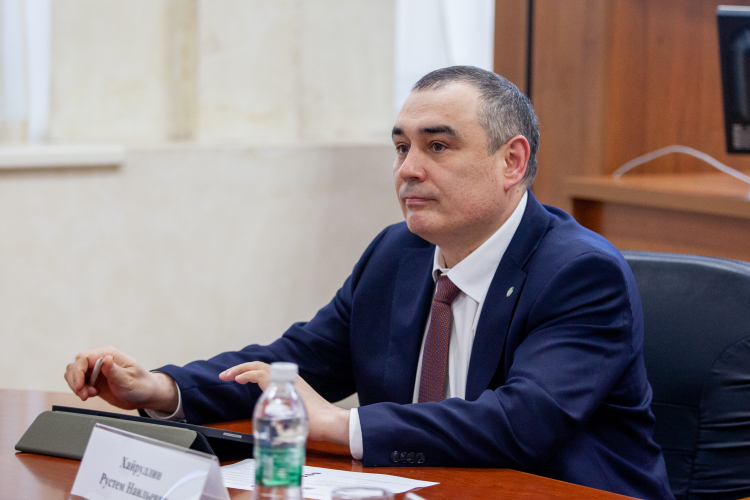 За полмиллиона среднемесячная зарплата перевалила у генерального директора МКДЦ Рустема Хайруллина (501,2 тыс. рублей)