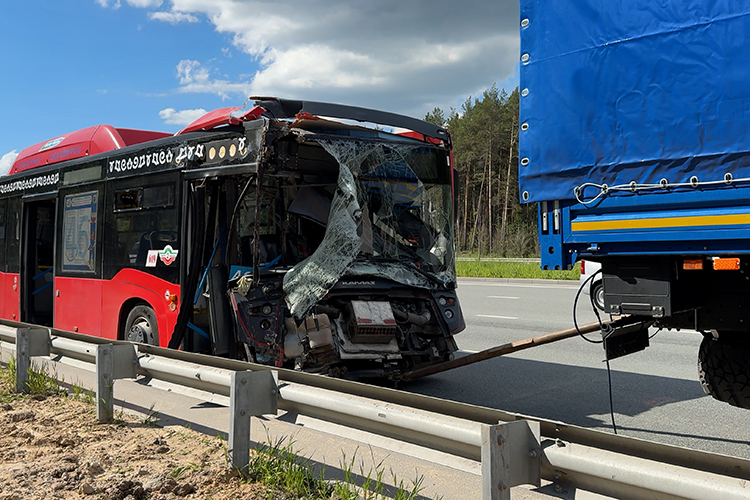 Примерно через три часа после аварии на место ДТП приехал грузовой эвакуатор, чтобы увезти с дороги разбитый автобус