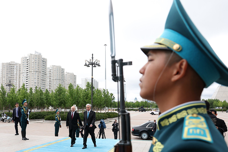 Владимир Путин находится в Казахстане с государственным визитом. Подписано 15 документов и совместное заявление о семи основах стратегического союзничества и взаимоотношений между Россией и Казахстаном